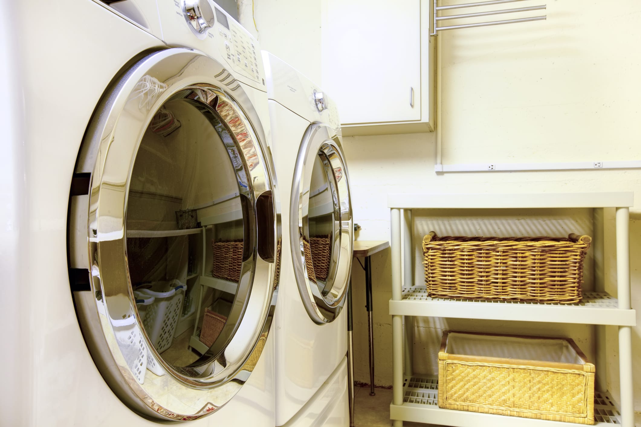 Laundry room with modern appliaces