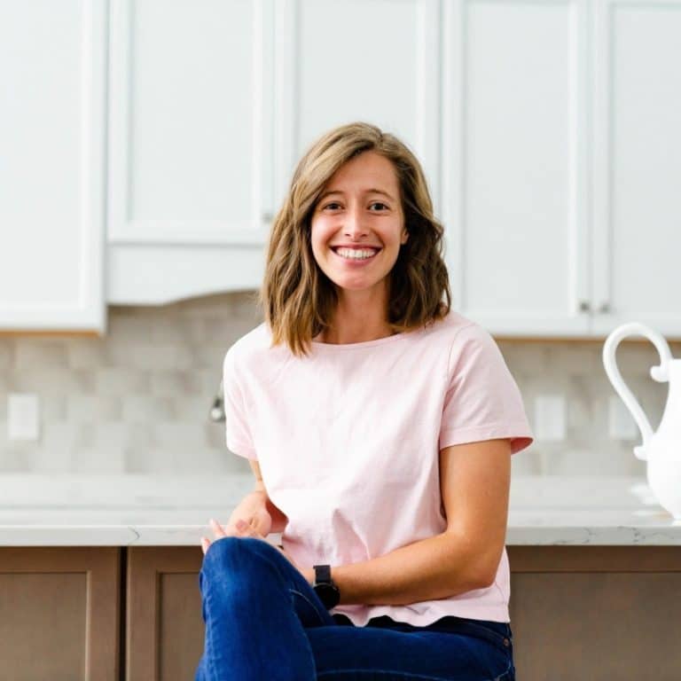 women_sitting_in_clean_kitchen_with_pink_shirt